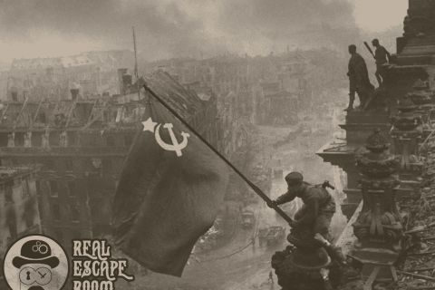 Drapeau soviétique planté sur édifice détruit, soldats en ruines, atmosphère de guerre froide pour URSS 1962