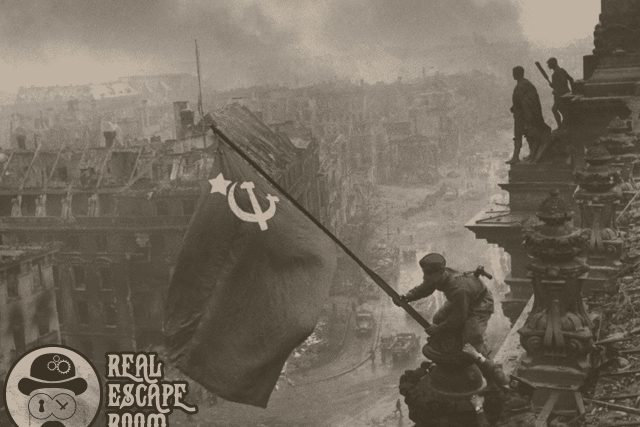 Drapeau soviétique planté sur édifice détruit, soldats en ruines, atmosphère de guerre froide pour URSS 1962