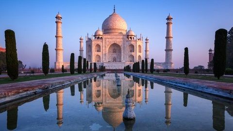 Taj Mahal et son bassin au crépuscule, salle Le palais du sultan chez L'Ordalie à Sarlat-la-Canéda