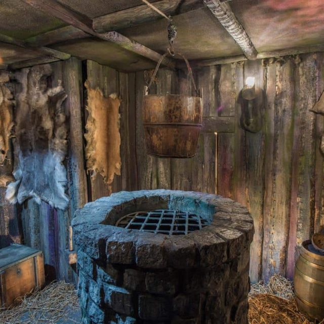 Intérieur délabré avec puits, peaux d'animaux et objets anciens, chez Escape the Arrow à Bern