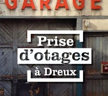 Façade de garage délabré avec enseigne rouge, décor urbain usé pour Prise d'otages à Dreux