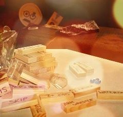Crâne, trésor et objets énigmatiques sur table éclairée, chez Hipster Escape Party à Berlin