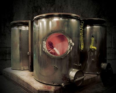 Chambre de décompression métallique aux tuyaux jaunes, ambiance industrielle sombre chez Vector Industries
