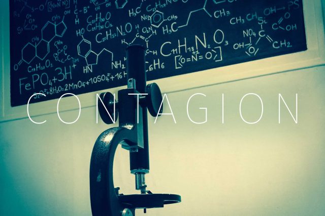 Microscope et tableau noir couvert de formules chimiques, thème viral chez L'antichambre