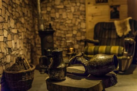 Intérieur de cabane rustique avec objets métalliques anciens et tonalité sombre, chez Smart Escape Game en Savoie