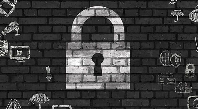 Cadenas peint en blanc sur un mur de briques noires, visuel d'Intrappola