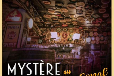 Décor de bar avec tonneaux, coupes de bière accrochées au plafond chez Escape Hunt Bruxelles