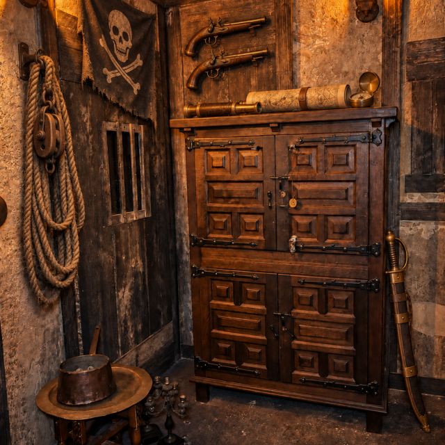 Décor pirate avec coffre en bois, cordes et objets nautiques anciens