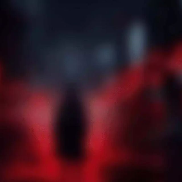 Décor sombre aux teintes rouges et noires, ambiance mystérieuse de la salle Disparitions chez Enigma City à Toulouse
