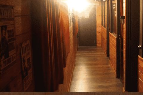 Couloir en bois aux murs ocre, portes noires et lumière chaude du Silver Express