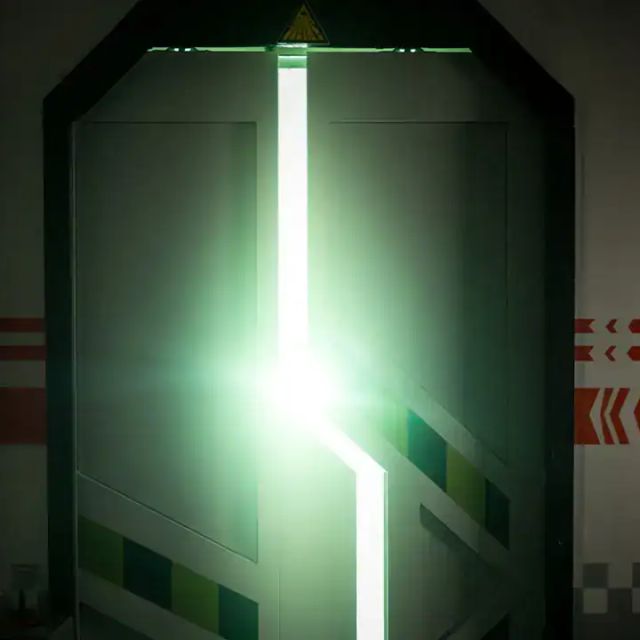 Porte de sas entrouverte laissant passer une lumière verte, salle Protocole SP-X