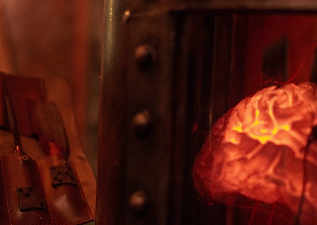 Cerveau orangé éclairé dans un caisson de métal, décor de la salle Le manoir du Dr Frankenstein, Alive Room à Bayonne