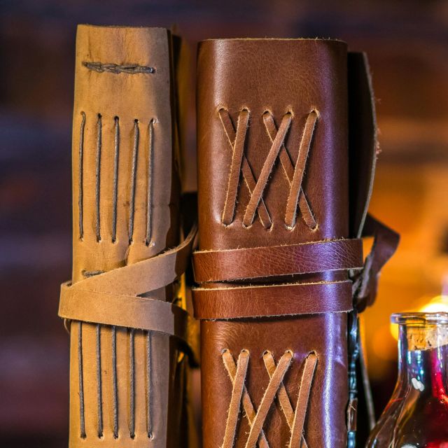 Détails de cuir travaillé avec motifs gravés, ambiance médiévale à La taverne du Sanglier