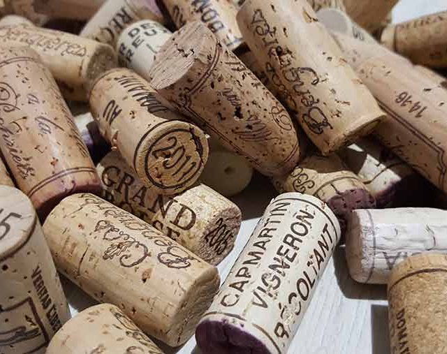 Bouchons de vin éparpillés dans Opération Saint-Émilion chez Time Lapse
