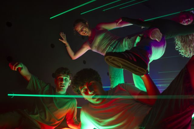 Quatre joueurs dans une salle aux néons verts et rouges chez Eclipsium à Nantes