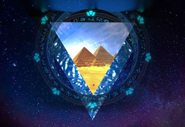 Portail cosmique révélant des pyramides égyptiennes au cœur de l'univers