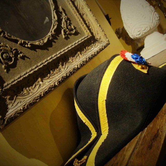Bicorne napoléonien orné de couleurs tricolores, cadres dorés dans L'Hôtel Bonaparte
