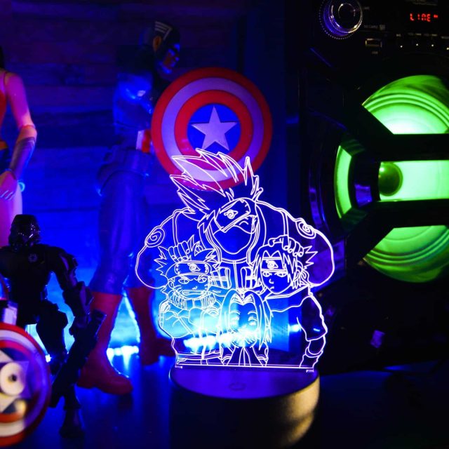 Décor futuriste avec mannequins en costume de super-héros, néons bleus et verts, chez A Maze In Strasbourg