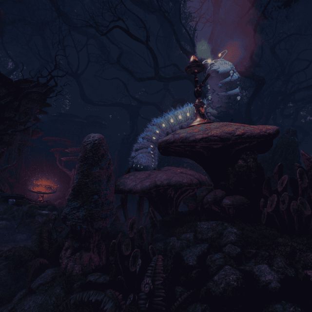 Chenille bleue sur un champignon dans une forêt sombre et brumeuse, décor de la salle Alice chez Inoui VR