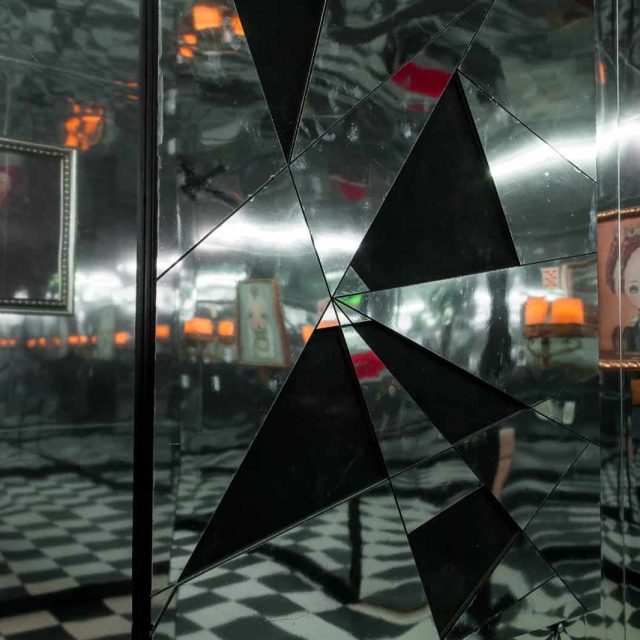 Intérieur géométrique aux miroirs et formes noires dans la salle De l'autre côté du miroir