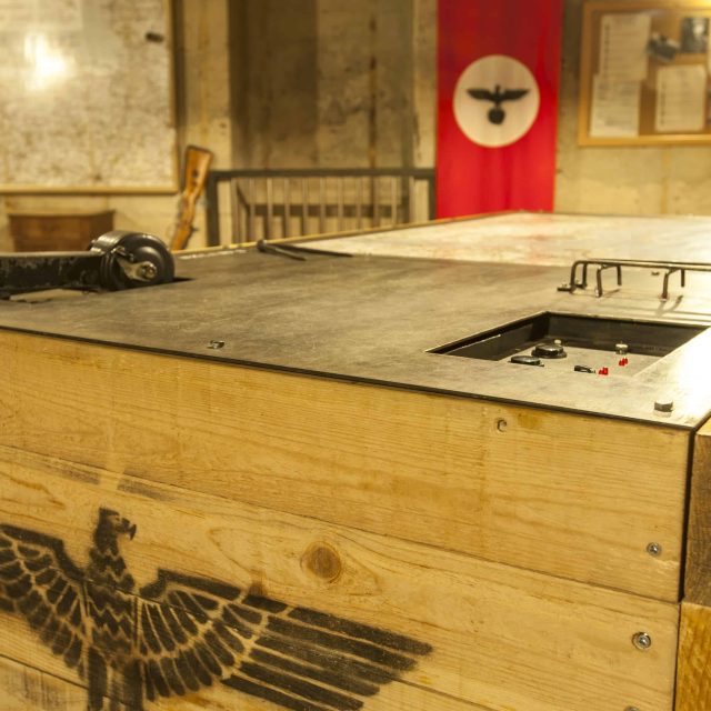 Table de jeu avec maquette d'avion et mécanismes, décor militaire années 1940