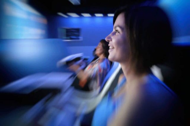 Deux joueurs dans une salle bleue aux murs luminescents pendant leur partie chez Winscape à Argenteuil