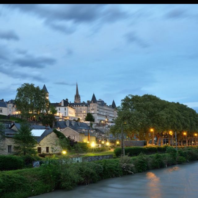 Vue de Pau au crépuscule, toits et clocher éclairés, parcours d'Urban Quest
