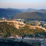 Forteresse de pierre dominant la vallée boisée de Besançon depuis sa falaise