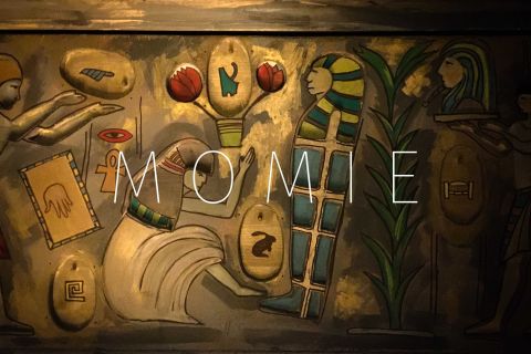 Décor égyptien avec momie, hiéroglyphes et objets archéologiques dans la salle Momie chez L'antichambre à Paris