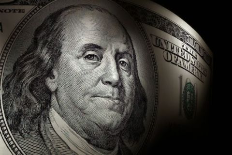 Portrait gravé de Benjamin Franklin en gros plan sur billet de banque