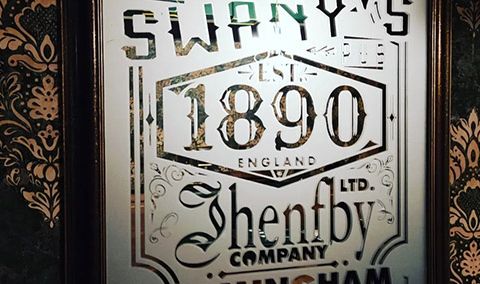 Enseigne ancienne 1890 Swany's en lettres blanches sur papier peint noir, salle Gang of Birmingham, Tempus à Bayonne
