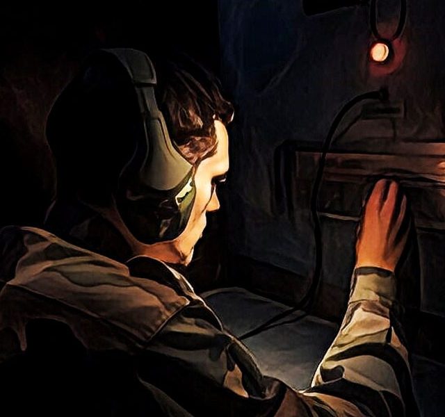 Joueur casqué en profil ouvrant un tiroir métallique dans le noir, salle Les derniers aventuriers du temple perdu chez Mission Exit