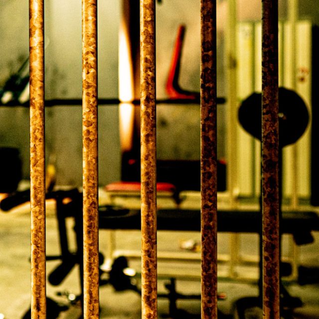 Barreaux rouillés d'une cellule de prison dans La cour des condamnés