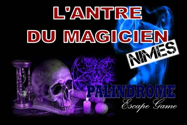 Crâne, sablier et bougie violette sous le titre L'antre du magicien, salle chez Palindrome à Nîmes
