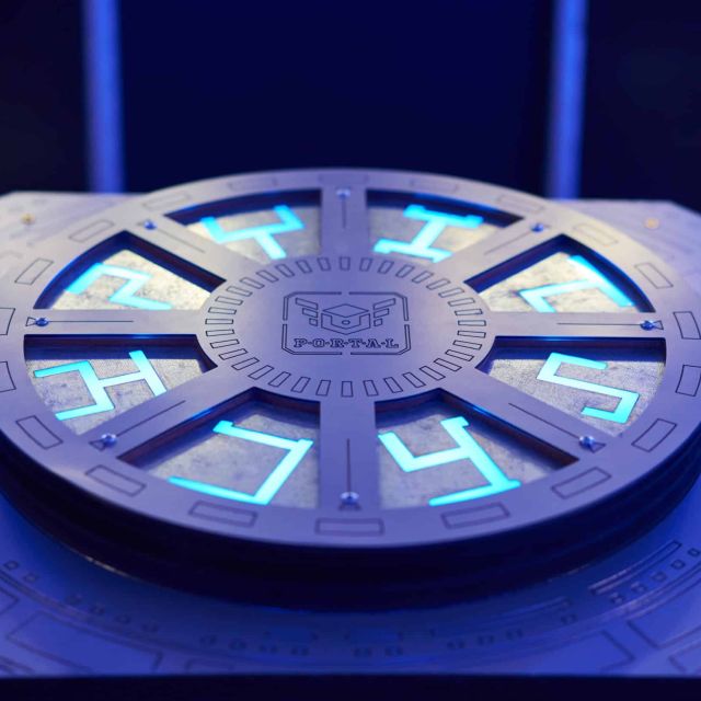 Dispositif circulaire à segments lumineux bleus, salle Le portal chez Escape One à Pontault-Combault