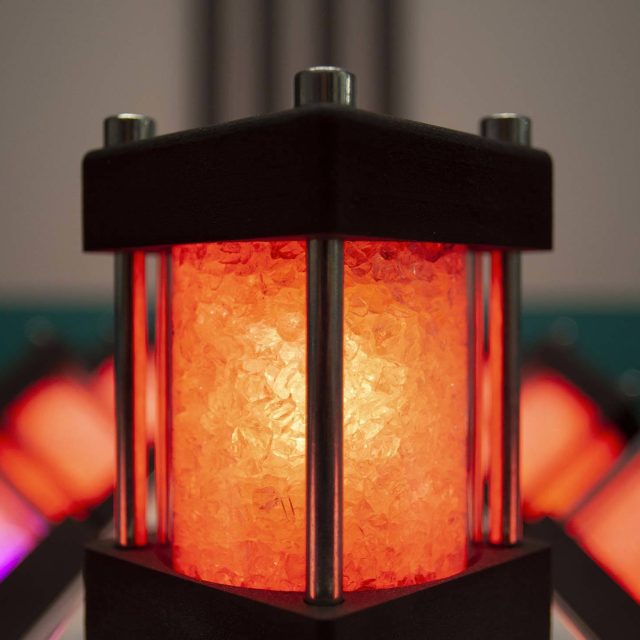 Lanterne rougeoyante avec verres texturés, décor chaud de LIVE Corp. Escape Game à Montpellier