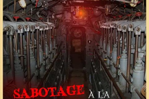 Intérieur d'un sous-marin militaire avec tuyauterie rouge et équipements techniques