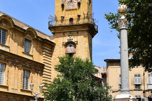 Tour de l'horloge d'Aix-en-Provence et place ensoleillée, enseigne Adventure City Aix en Provence