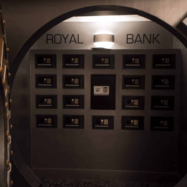 Porte de coffre-fort Royal Bank avec panneaux de sécurité dans la salle Le Dernier Casse