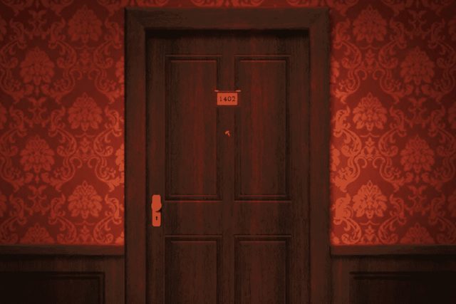 Porte en bois numéroté 1402 sur papier peint damassé rouge dans La chambre 1402