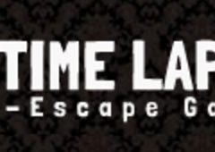 Logo de Time Lapse, escape game à Soorts-Hossegor, sur fond noir texturé