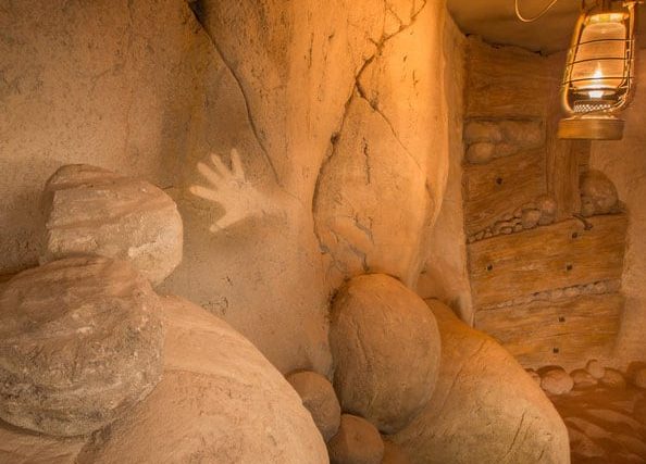 Sculptures en pierre brute et lanterne dans une grotte, Sur les traces de nos ancêtres