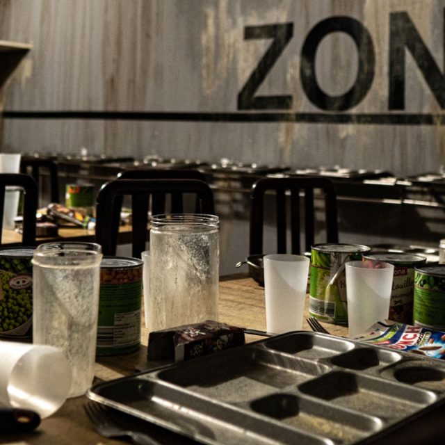 Plateau de jeu avec verres, plantes et plateau de rangement dans la salle La cour des condamnés