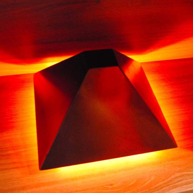 Décor géométrique aux teintes rouges et orangées dans la salle CIA : porté disparu de Freeing!