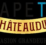 Logo d'Escape Time Châteaudun avec ruban doré et nature en arrière-plan