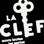 Logo pâle de La Clef, escape game à Bergerac : grosse clé en gris clair et slogan ouvre toutes les portes
