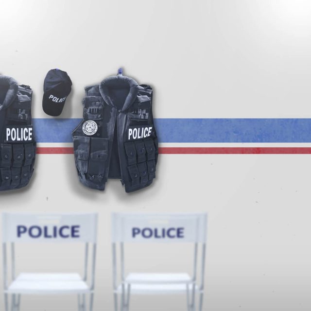 Décor de commissariat de police avec gilets, casquette et chaises marqués Police chez Lock Out à Antibes