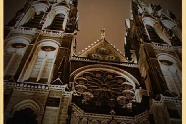 Façade gothique de cathédrale illuminée la nuit, dans Le Fantôme de la Cathédrale