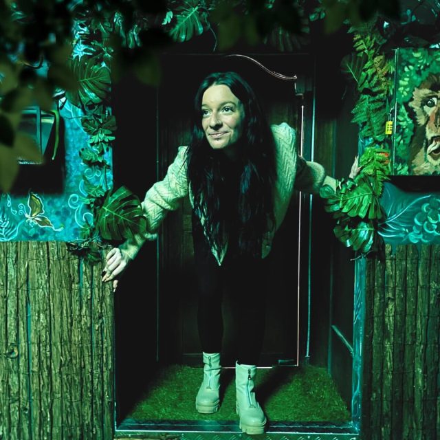 Joueuse debout dans l'encadrement d'une porte au milieu d'un décor de jungle, salle Zoomanji chez Freeing à Saint-Maximin