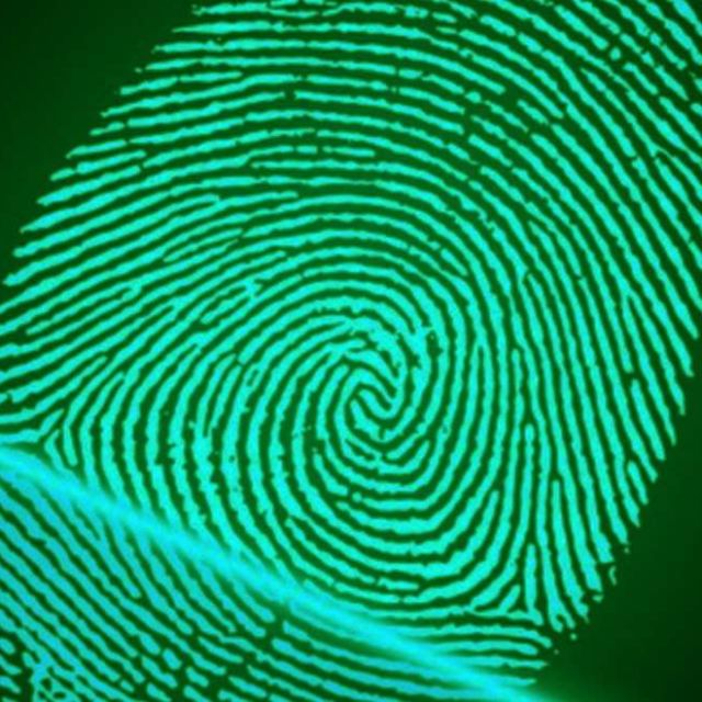 Empreinte digitale verte fluorescente traversée d'un rayon laser, salle Espionnage 2.0 chez Escape Yourself à Saintes
